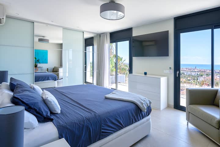 غرفة نوم رئيسية مع حمام داخلي. سرير 2 × 2 متر وإطلالات. 