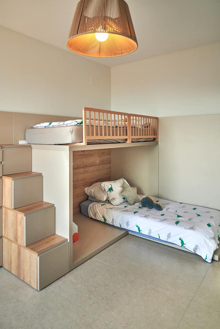 غرفة النوم رقم3. سريرين بطابقين كاملين وسرير ميرفي مزدوج. المحيط وشروق الشمس وإطلالات على غروب الشمس من التراس الخاص. 