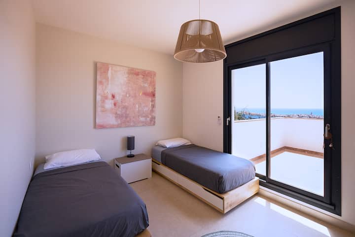 سريران متماثلان بإطلالة على المحيط.