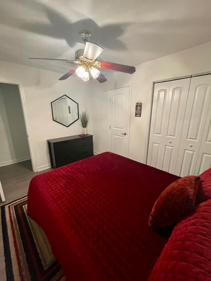 Dhomë gjumi anësore me krevat dopio "queen"