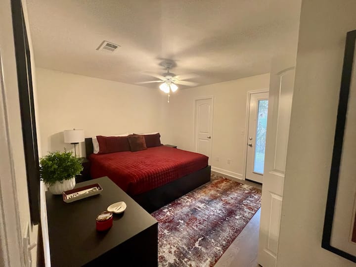 Dhoma e pasme e gjumit me krevat dopio "King" - dera në të majtë është dhoma e lavanderisë