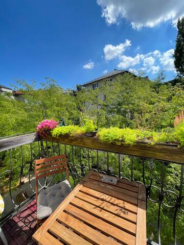 Artistic and Spacious Apartment gallery image 3