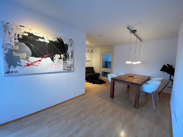 Artistic and Spacious Apartment gallery image 4