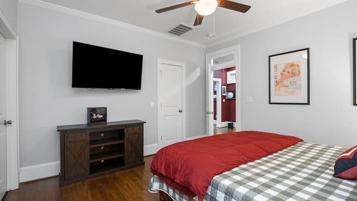 Ceiling fans in all the bedrooms. Vintage Football posters.