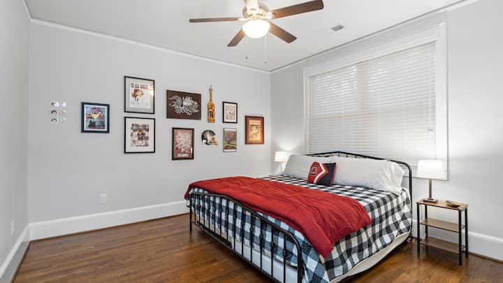 Bedroom 2: king bed, 2 twin trundle beds (can be put in any of the bedrooms) and 55" smart TV (just out of the picture to your right) on a full-motion articulating mount.