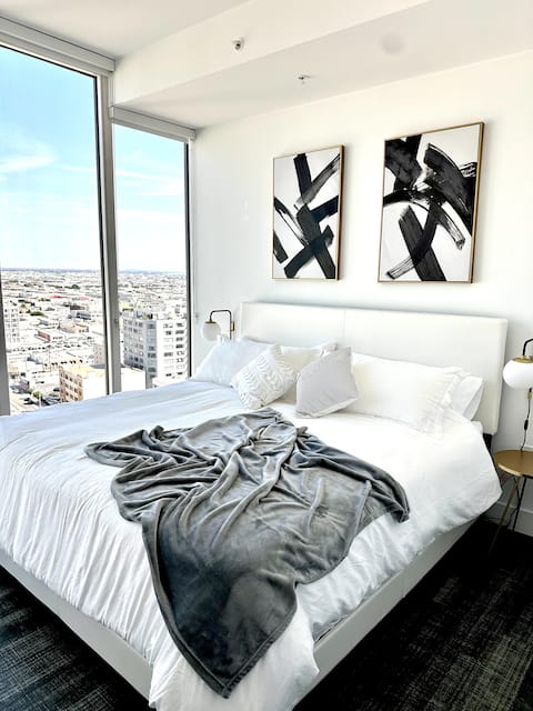 Stunning Lux 2BD High Rise w/ city views of DTLA