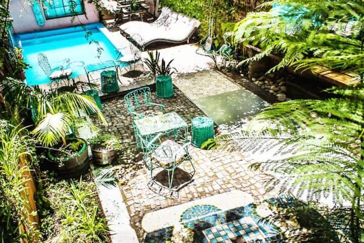 Apartamento térreo com 1 quarto e acesso a jardim, piscina e área de churrasco em San Telmo