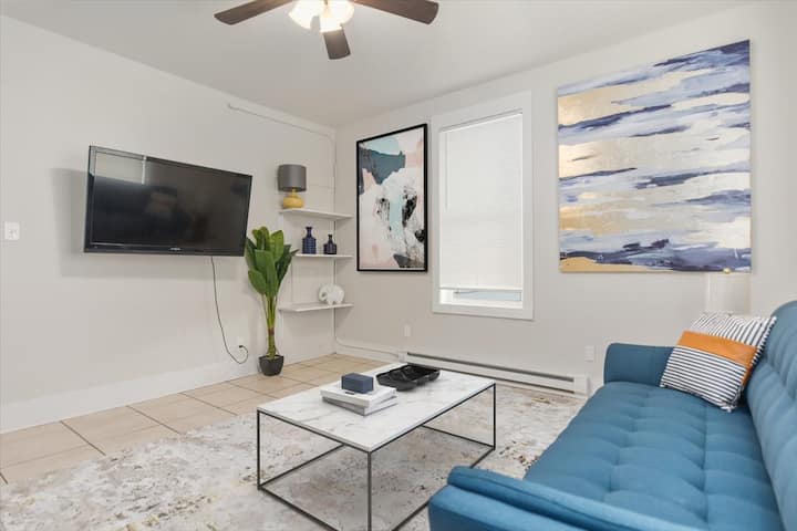 Chic Downtown Billings Apt | Wifi | Free Parking - Billings, MT