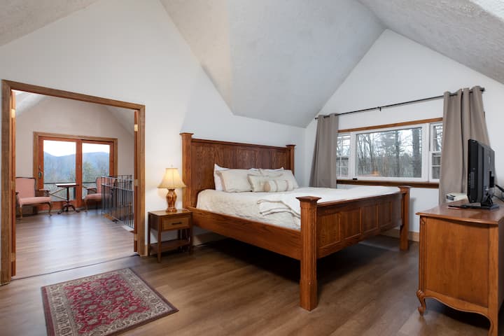 Მთავარი საძინებელი მდებარეობს ზედა სართულზე. Აღჭურვილია ფართო უაიომინგ ‑ კინგ ‑ საწოლით, ჯაკუზითა და ცალკე სააბაზანოთი. 