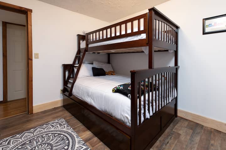 Queen/Twin Bunk საწოლი, რომელიც მდებარეობს სათამაშო ოთახის პირველ სართულზე