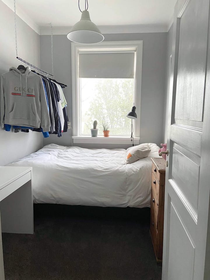 Dormitorio 3, cama grande y cómoda, televisión.