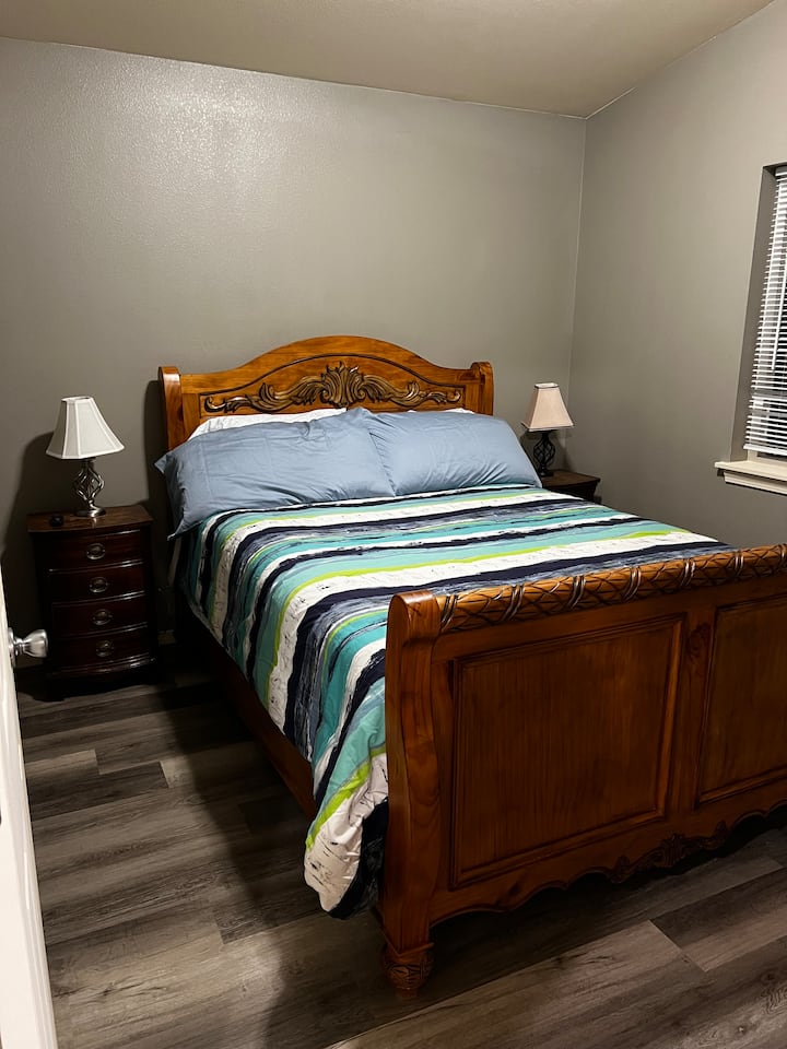 Dhomë gjumi me krevat dopio "Queen" të rehatshëm, jastëkë dhe batanije shtesë, abazhurë në tavolinat pranë krevatit, komodinë dhe hapësirë të madhe në dollap për rroba, jastëkë dhe batanije shtesë, prizë elektrike në të dy anët e krevatit.