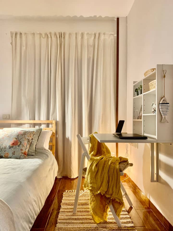 Dormitorio individual con zona de trabajo