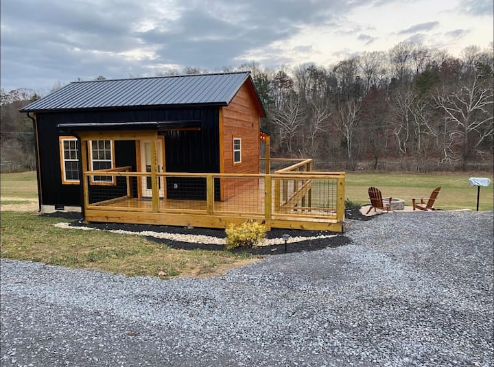 New Construction Pet Friendly Tiny Home W/ Hot Tub Cabins for Rent in