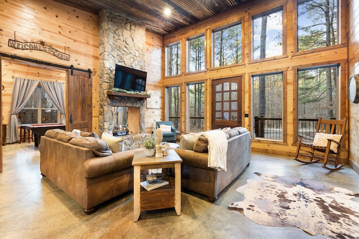 Doživite ljepotu prirodnog svjetla i luksuz prostranog života u Romancing the Stoneu, gdje naši visoki stropovi i dvostrani plinski kamin stvaraju savršen ambijent za istinski ugodan boravak.