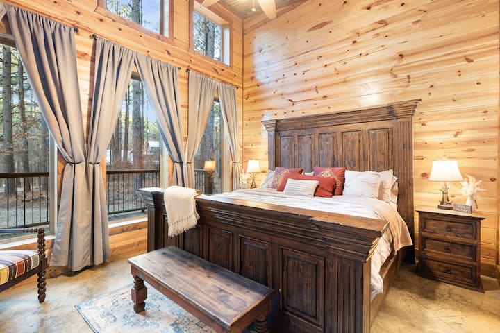 Pobjegnite u prirodne ljepote Hochatowna u rimskom kamenu, gdje možete uživati u zadivljujućem pogledu na visoke borove kroz naše prozore od poda do stropa. Uživajte u prirodnom svjetlu, pružajući toplu i prijatnu atmosferu za svoj boravak.