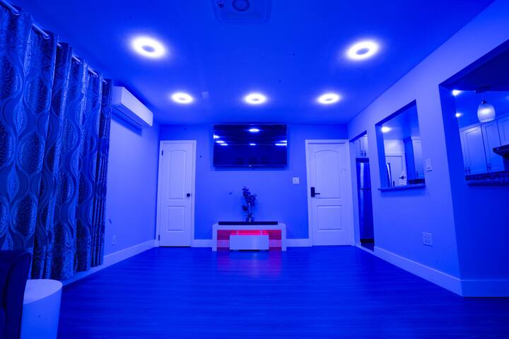 Modern 3 Bed 2 Bath Home With Parking | 2 min LGA gallery image 5