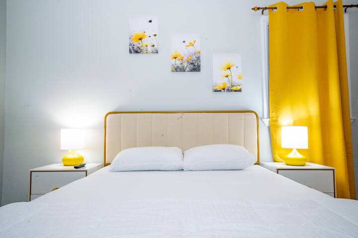 Modern 3 Bed 2 Bath Home With Parking | 2 min LGA gallery image 2