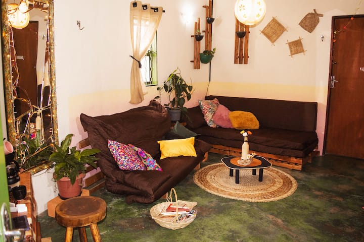 有时蒲团沙发靠在墙上，可以提供更多的空间。 