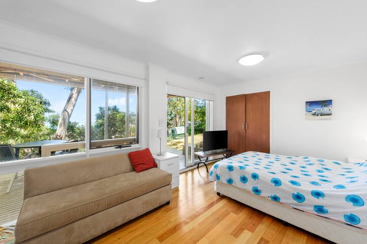 Timber Beach House gallery image 5