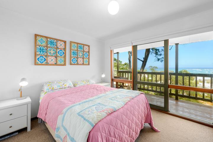 Timber Beach House gallery image 4