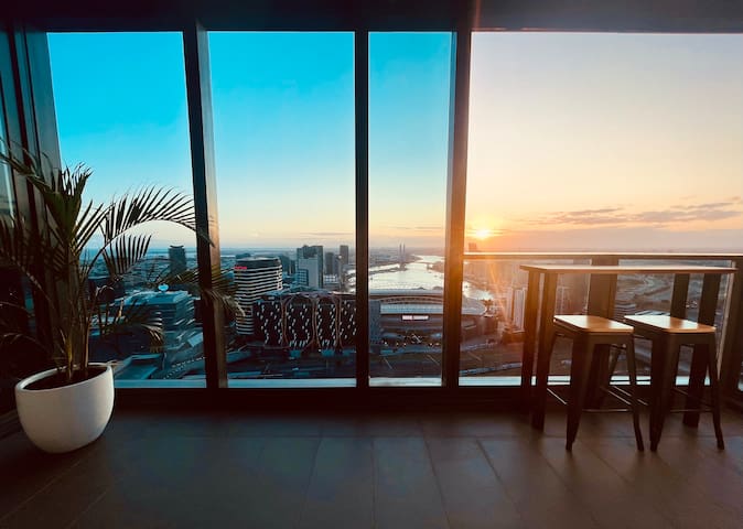 Spectacular Views from 39 Floors Up. Corner Block.