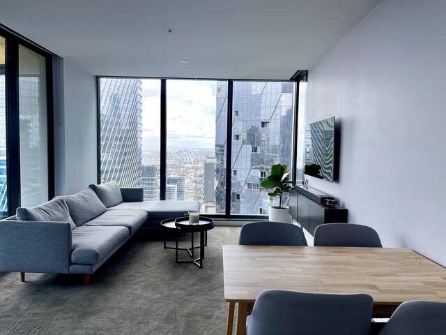 Spectacular Views from 39 Floors Up. Corner Block. gallery image 2