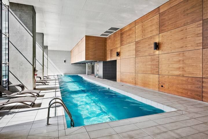 Spectacular Views from 39 Floors Up. Corner Block. gallery image 3