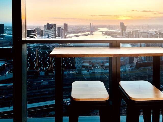 Spectacular Views from 39 Floors Up. Corner Block. gallery image 4