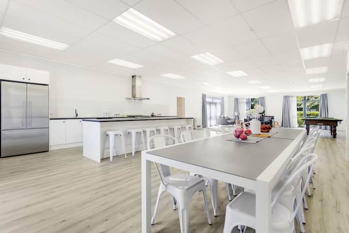 200m Table Deluxe 280sqm 3 bedroom, Pool Table, 200m to beach - Apartments for ...