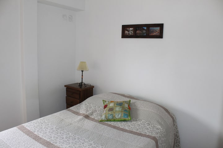 חדר עם מיטה זוגית