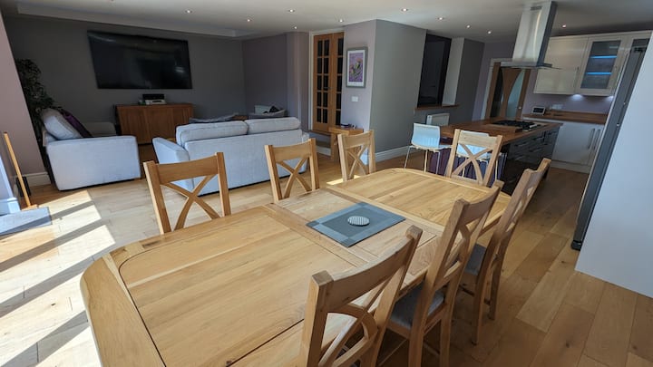 Cheltenham stylish large house with bar & hot tub
