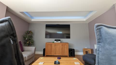 Top performing Airbnb: Cheltenham stylish large house with bar & hot tub in Cheltenham