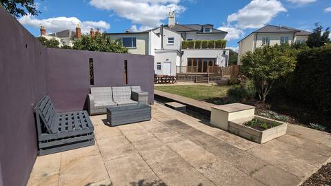 Cheltenham stylish large house with bar & hot tub