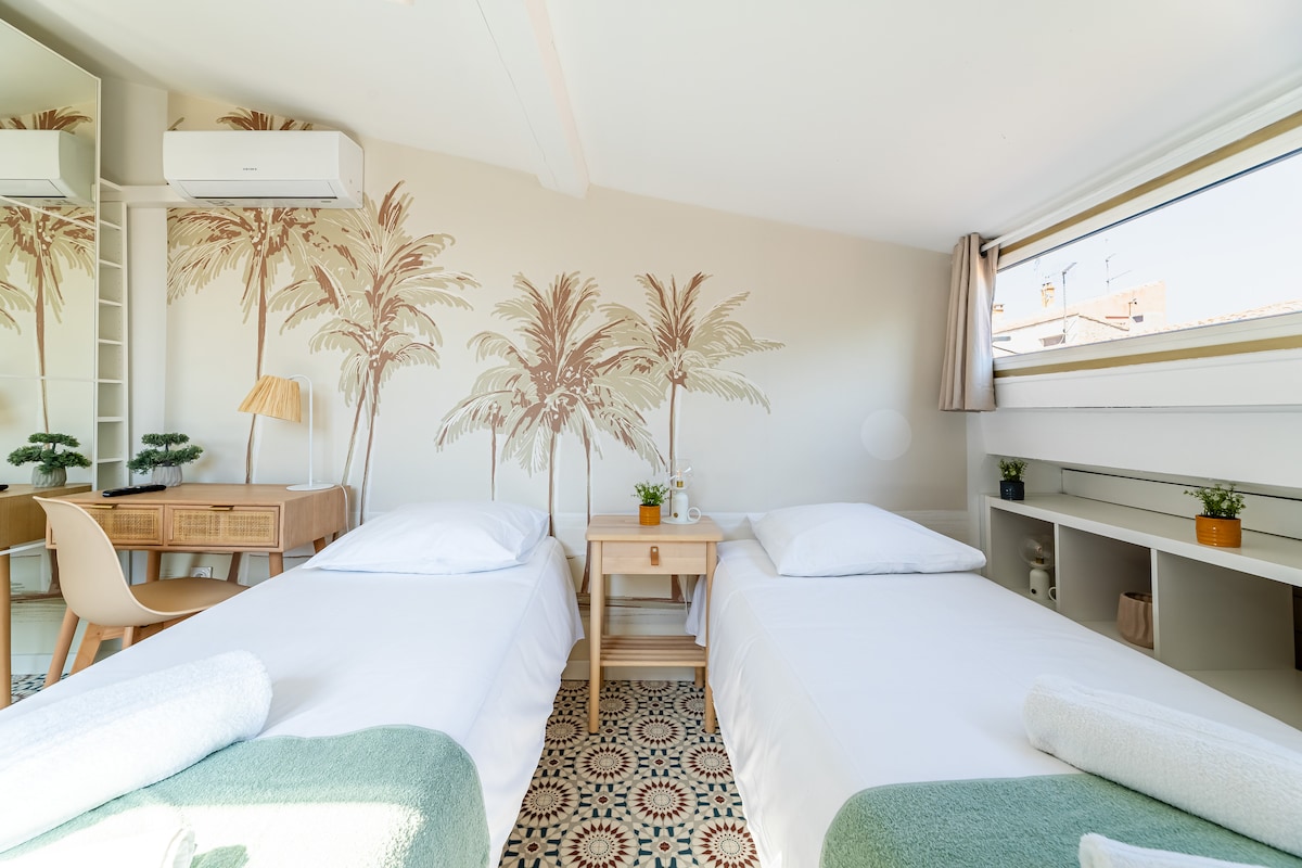 غرفة نوم في الطابق العلوي بإطلالة على الشرفة