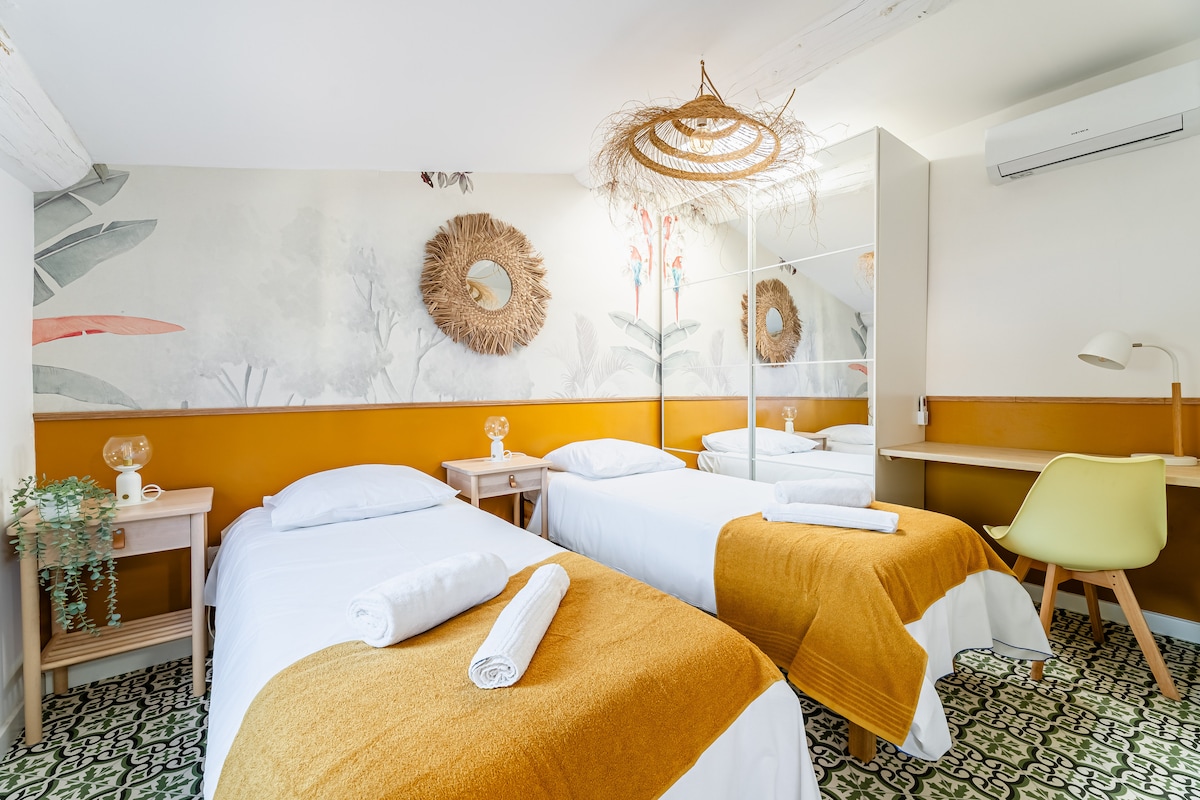 غرفة نوم في الطابق العلوي بإطلالة على الشرفة