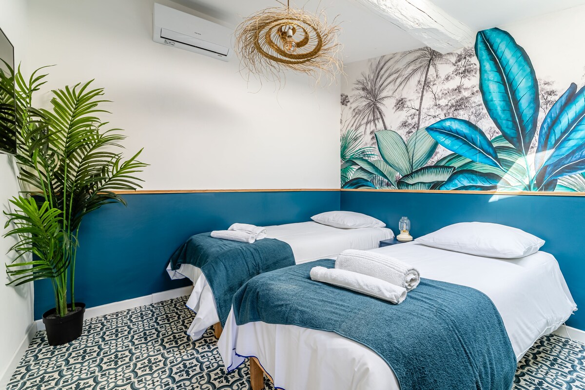 غرفة نوم في الطابق العلوي