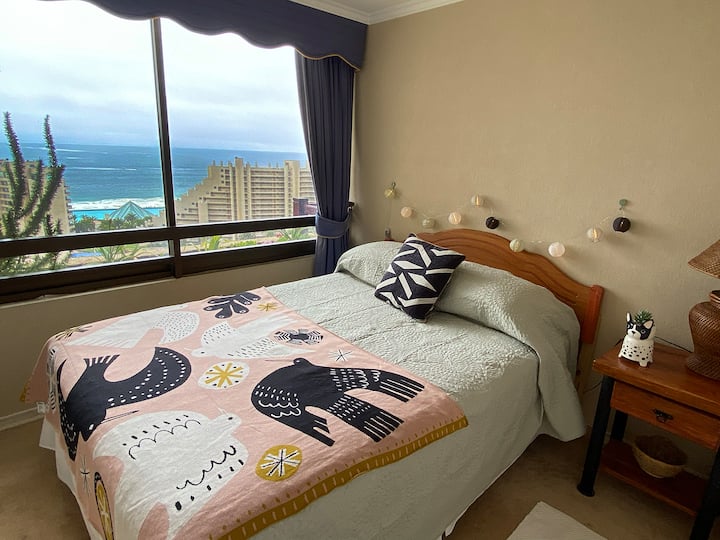 Dormitorio 2 con cama doble y vista al mar