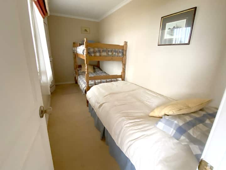 Dormitorio 4, 1 litera y 1 cama single. Con baño en Suite