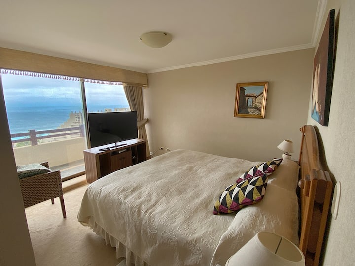 Dormitorio Principal con Cama King, dormitorio en suite y vista al mar