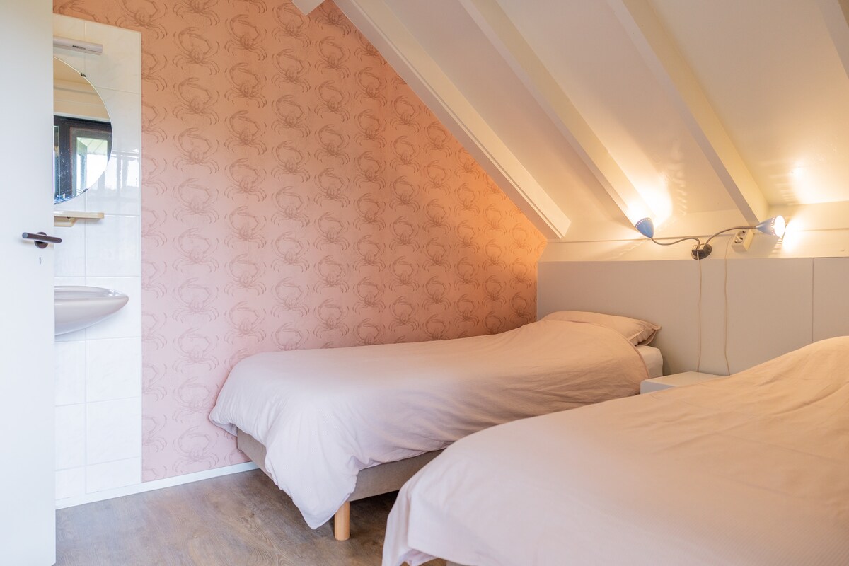 Dormitorio 3 (la habitación del cangrejo) con 2 camas de una plaza, un lavabo y también un balcón. 