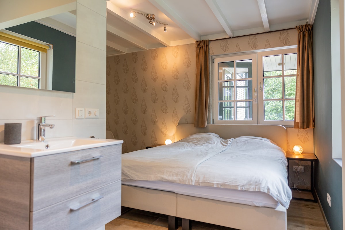 Dormitorio en la planta baja (la habitación con concha), con "baño privado" y cama doble. 