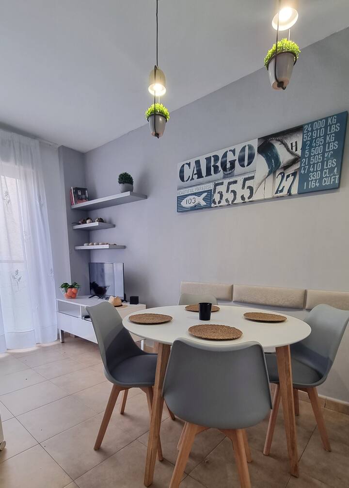 dhomë ndenjjeje me ambient ngrënieje.