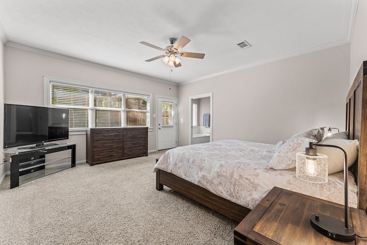 Главна спалня със самостоятелна баня, а той и тя се разхождат в гардероби.