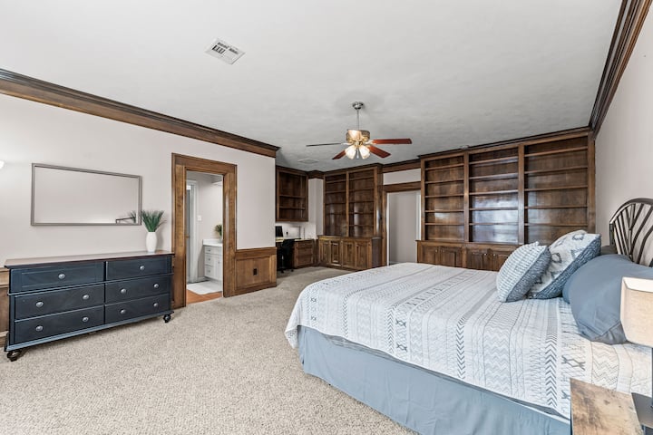 Огромен втори майстор със специално офис пространство и споделена баня „Джек и Джил “.