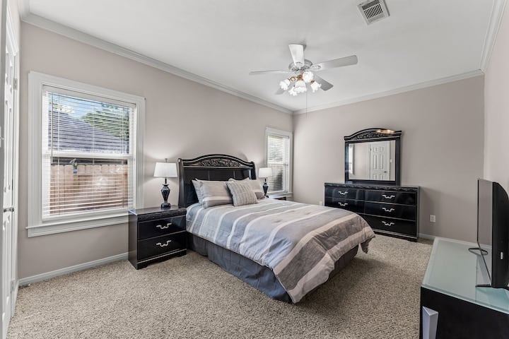 Трета спалня с телевизор и прилежаща баня на Джек и Джил.