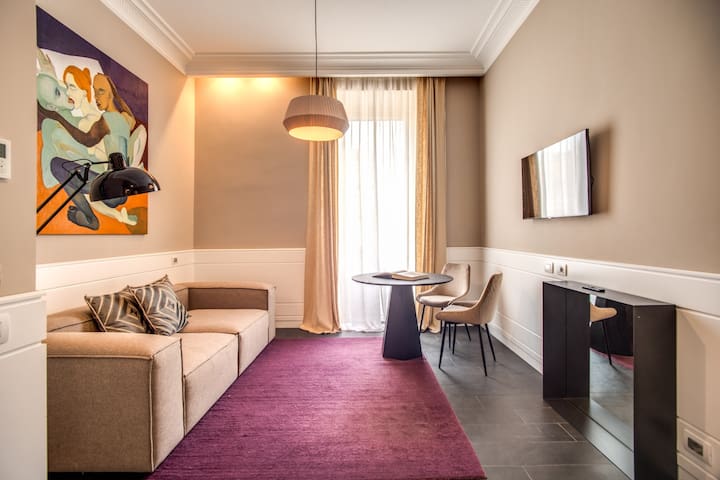 Charmante Design Flat In the Center-Spacious Rooms