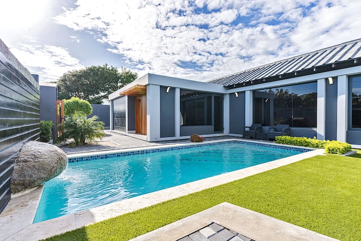 5BR Spacious Villa w/ Pool & BBQ 6 min Eagle Beach