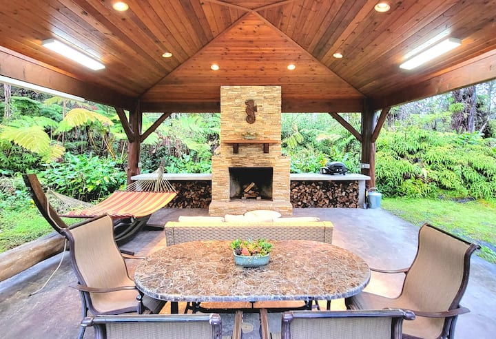 Rainforest Retreat w/Outdoor Fireplace & Hot Tub