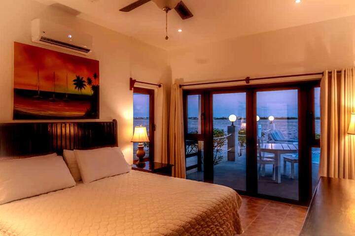 3 BR Waterfront House w Private Pool gallery image 4